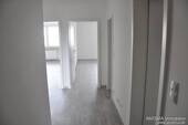 Flur mit Blick zu den Räumen - 2 Zimmer Etagenwohnung in Nürnberg