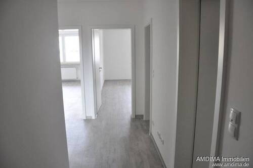 Flur mit Blick zu den Räumen - 2 Zimmer Etagenwohnung in Nürnberg