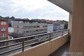 Laubengang und Ausblick zur Straße - 