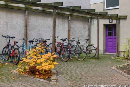 Hof mit Fahrradstellplätzen - 