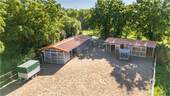 Nord Ost Ansicht Pferdestall mit Reitplatz - 