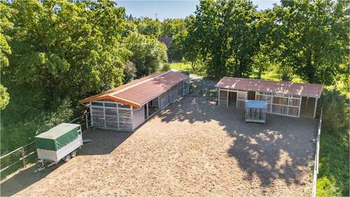 Nord Ost Ansicht Pferdestall mit Reitplatz - 