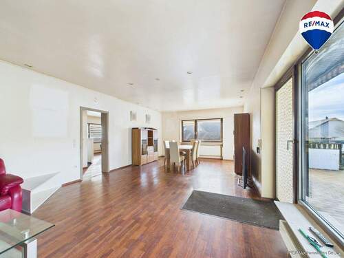 REMAX Immobilien DeLux Bungalow in Wadrill Wohnzimmer - 