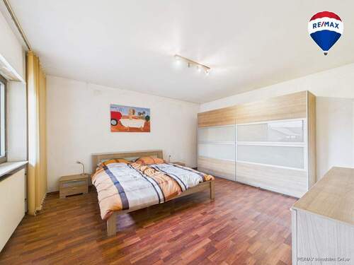 REMAX Immobilien DeLux Bungalow in Wadrill Schlafzimmer - 
