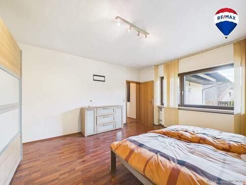 REMAX Immobilien DeLux Bungalow in Wadrill Schlafzimmer - 