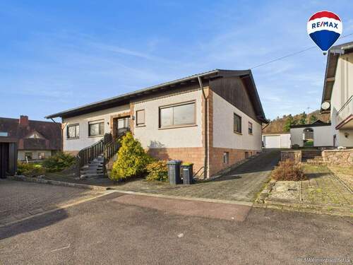 REMAX Immobilien DeLux Bungalow in Wadrill zu verkaufen - Familienfreundlicher Bungalow mit Einliegerwohnung und Doppelgarage in Wadrill