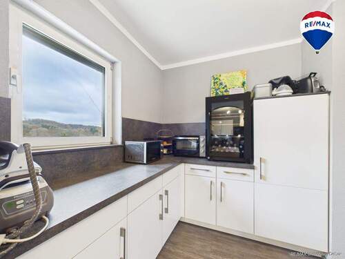 RE/MAX Immobilien DeLux Zweifamilienhaus Wadern-Lockweiler Küche - 