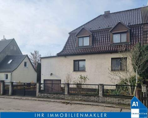 Haus Straßen Ansicht - Einfamilienhaus mit Tiefgarage und großem Außenpool im Süd-Osten von Halle (Saale)