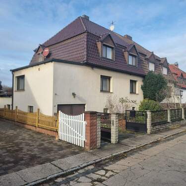 Haus Straßen Ansicht - 7 Zimmer Doppelhaushälfte in Halle (Saale)