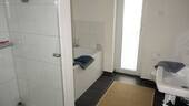 Modernes Bad mit Wanne und Dusche - 
