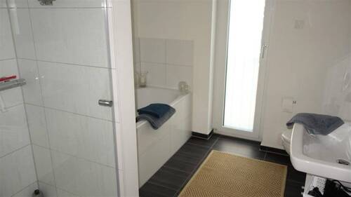 Modernes Bad mit Wanne und Dusche - 