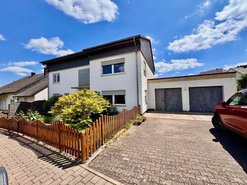 Vorderansicht mit Garage - 