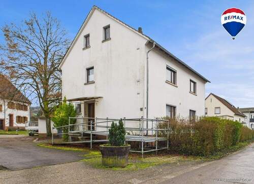 REMAX Immobilien DeLux Einfamilienhau Frontansicht Blieskastel Mark Borowicz - Raum für Ideen: Einfamilienhaus mit Potenzial in Blieskastel-Breitfurt