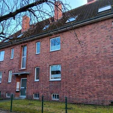 Straßenansicht.JPG - 2-Zimmer-Wohnung nähe Bahnhof - 550,00&nbsp;EUR Kaltmiete, ca.&nbsp; 51,00&nbsp;m&sup2;&nbsp;Wohnfl&auml;che