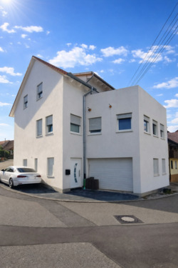 Ansicht Haus/ Garage - Modern, massiv gebaut & energieeffizient - Ihr neues Zuhause mit Dachterrasse und Einbauküche