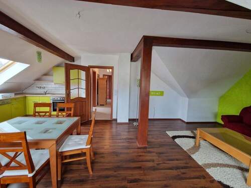 Zimmer mit Küche im Dachgeschoss - 