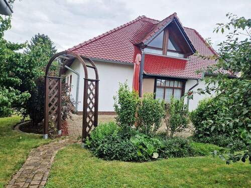 Hinteransicht mit Terrasse - 