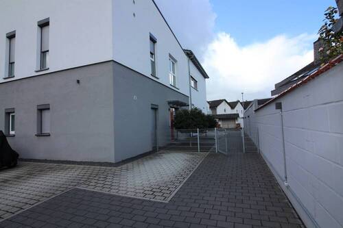 Hausrückseite u. Hauseingangsbereich - 