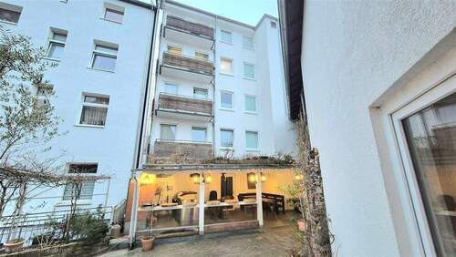 Hinteransicht - Großzügiges Mehrfamilienhaus mit Wohn-, Büro- und Restauranteinheiten