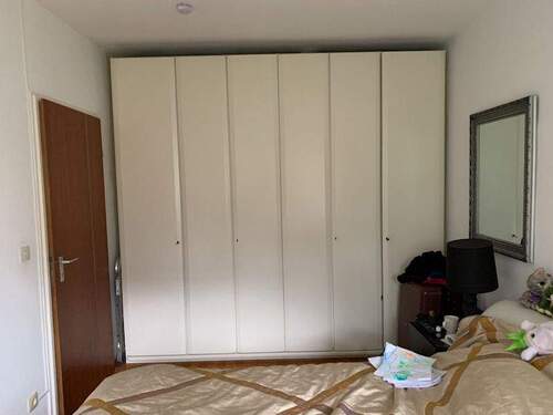 Schlafzimmer mit Einbauschrank - 