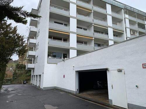 Hausansicht mit Tiefgarage - 