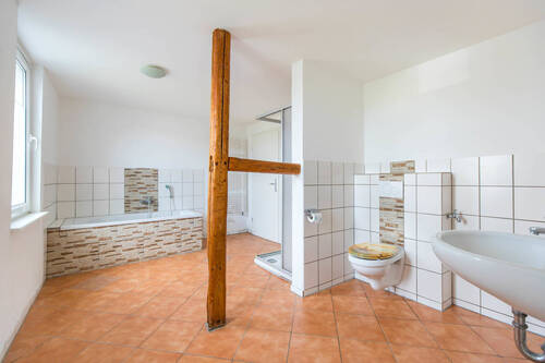 Erdgeschoss - Badezimmer - Mehrfamilienhaus, Wohnhaus mit 229,90 m² in Sagard zum Kaufen