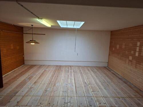 großer Kellerraum (Schwimmbad mit Holzdielen belegt) - 