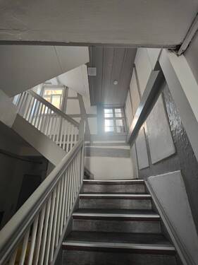Treppenaufgang Hausflur - 1 Zimmer Mehrfamilienhaus, Wohnhaus zum Kaufen in Coburg
