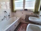 Tageslichtbad mit Wanne - 