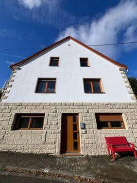 Frontansicht von der Straße - Dachgeschosswohnung mit Balkon und neu saniertem Badezimmer