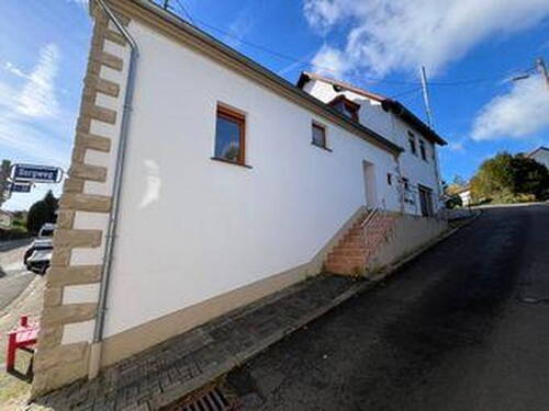 Seitenansicht vom Bergweg aus - 4 Zimmer Etagenwohnung zum Kaufen in Saarbrücken