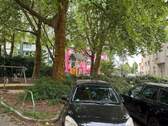 Spielplatz und Stellplätze vor den Häusern - 2 Zimmer Etagenwohnung in Essen
