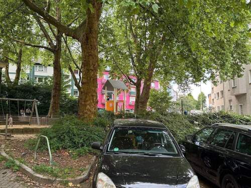 Spielplatz und Stellplätze vor den Häusern - 2 Zimmer Etagenwohnung in Essen