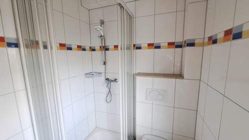 Bad mit Dusche - 