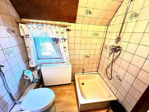 WC mit Dusche und Badewanne - 