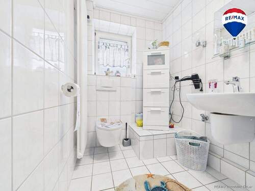 REMAX Immobilien DeLux Eigentumswohnung Badezimmer Schwalbach Mark Borowicz - 