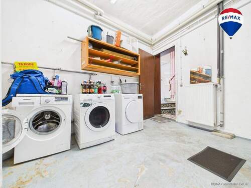 REMAX Immobilien DeLux Eigentumswohnung Waschraum Schwalbach Mark Borowicz - 