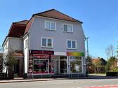 Eingangsansicht.JPG - **GESCHÄFTSRAUM LADENLOKAL in Ortsmitte**Schaufenster**Parkplätze**