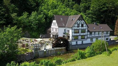 Luft-Aufnahme - Mühlen-Café (geöffnet) mit Wasserrad plus 4 Wohnungen u. 5 Gästezimmer in Schmallenberg!