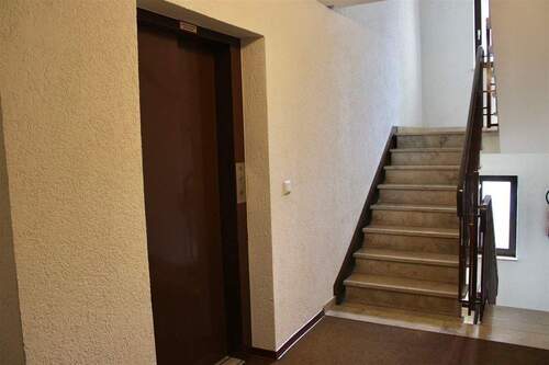 Hausflur mit Fahrstuhl - 