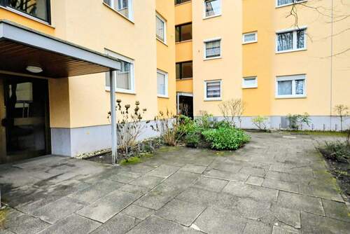 Hauseingang - 3 Zimmer Etagenwohnung zum Kaufen in Nürnberg