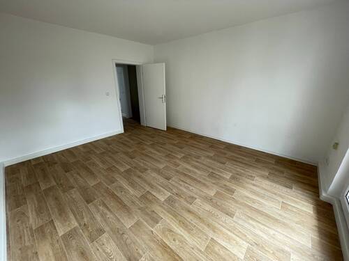 Wohnzimmer mit Balkon - Etagenwohnung mit 60,00 m&sup2; in Merseburg zur Miete