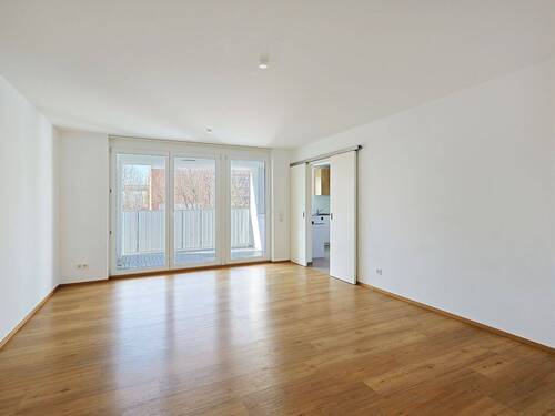 Lichtdurchfluteter Wohn-/Essbereich mit Zugang zur Loggia - 4 Zimmer Etagenwohnung zum Kaufen in Sindelfingen