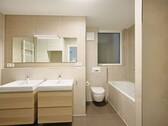 Großes Master-Bad mit Dusche und Badewanne - 