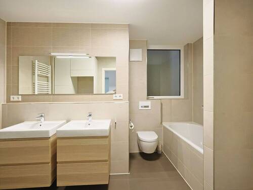 Großes Master-Bad mit Dusche und Badewanne - 