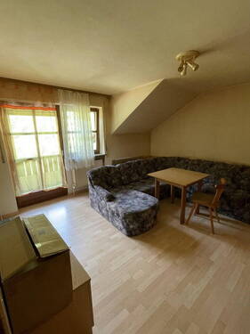 Wohn-/Esszimmer mit Balkontüre - 