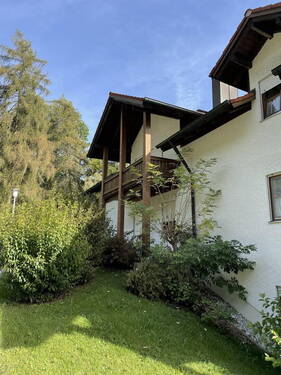 Balkon - Ruhige 2 ZKB-DG Wohnung mit neu saniertem Bad - frei ab 01.08.26