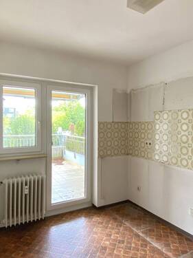 Küche mit Zugang zum Balkon - 