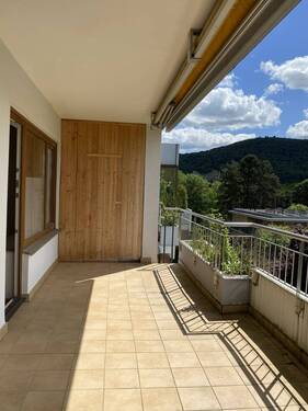 Balkon mit Blick zum Abstellraum - 