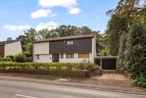 Straßenansicht - Charmantes Einfamilienhaus mit großem Grundstück und Saunagebäude in Köln-Dellbrück